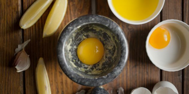 Cum să gătești ciupercile de stridii în aluat cu aioli: freci usturoiul cu gălbenușuri și sare