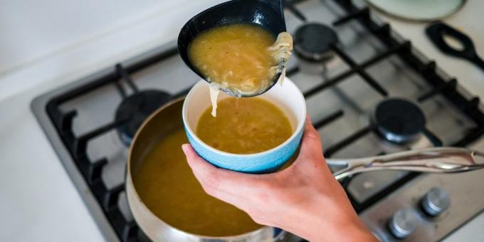 Se toarnă supa de ceapa intr-un vas ceramic