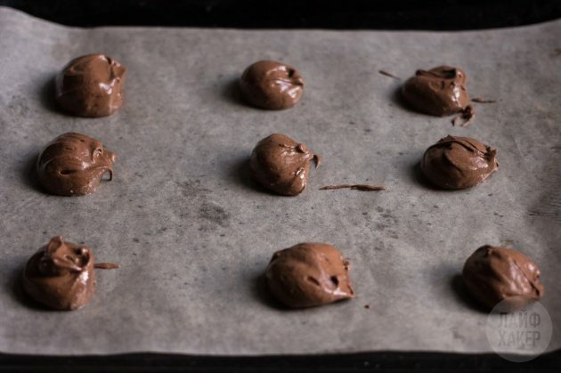 fursecuri cu ciocolată fără făină: tapetați aluatul deasupra pergamentului