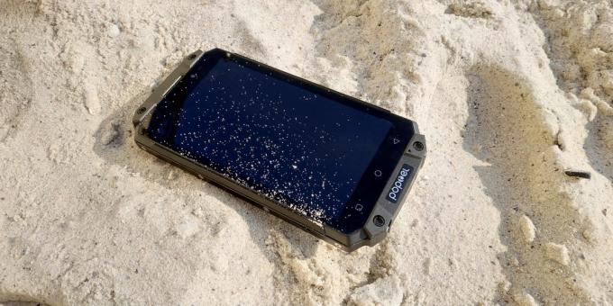 Protejat smartphone Poptel P9000 Max: Pe plajă