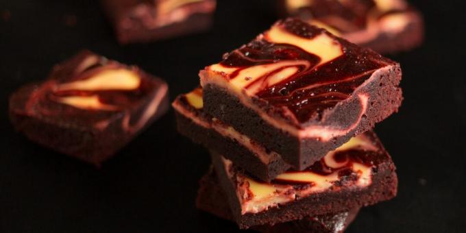Brownie cu cacao și cremă de brânză la "Red Velvet"