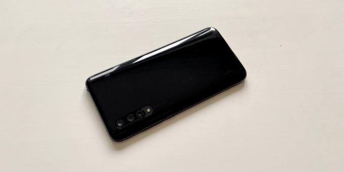 Xiaomi Mi 9 Lite: într-un caz