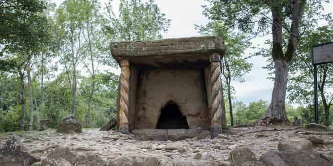 Atracții din Gelendzhik: dolmenii Pshad și ferma Dolmen
