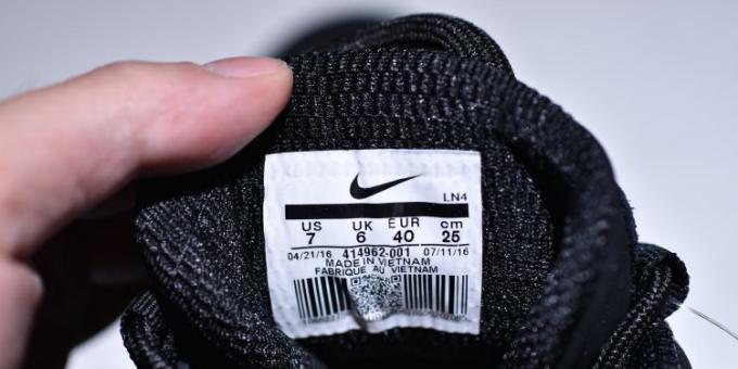 adidași originale și contrafăcute Nike: Căutați eticheta care indică mărimea țării de fabricație și codul