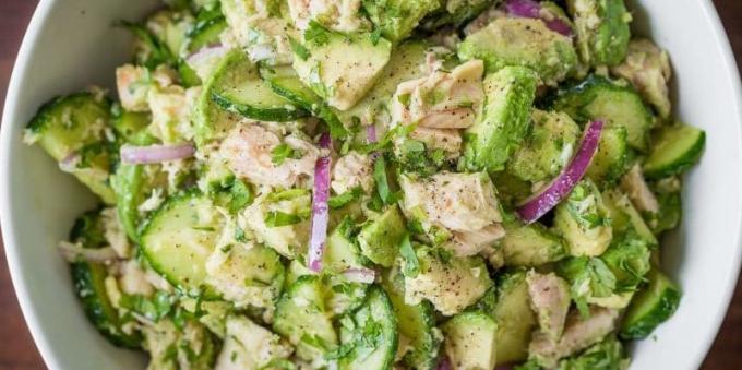 Retete: Salata cu avocado, ton și castravete