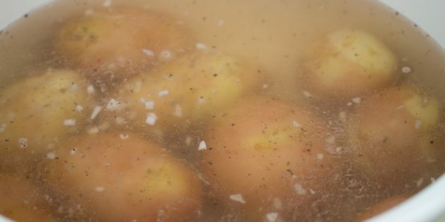 Cartofi noi la cuptor: pregătiți cartofii