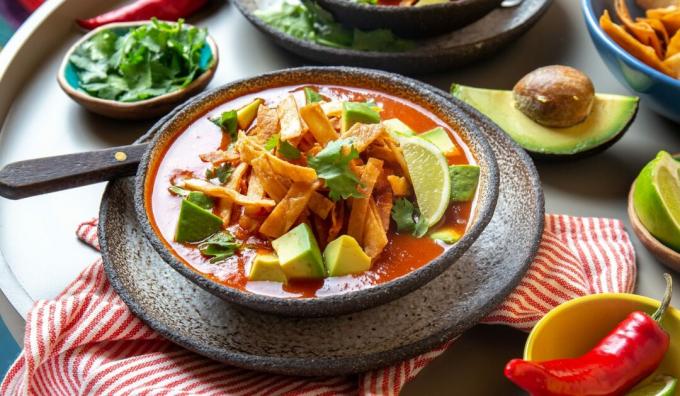 Supă mexicană de roșii cu pui, porumb și tortilla