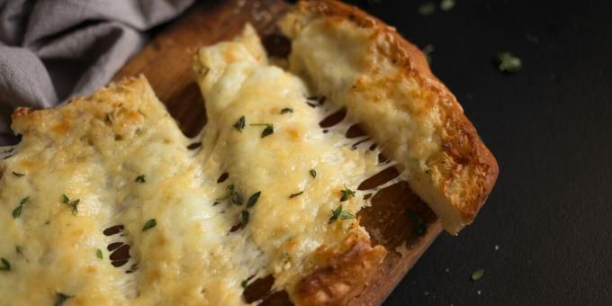 Crutoane de usturoi cu brânză și ierburi aromate