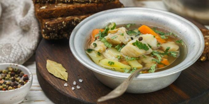 Supă simplă de pește cu legume într-un aragaz lent