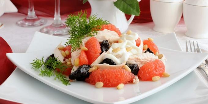 Salată cu grapefruit, prune și pui