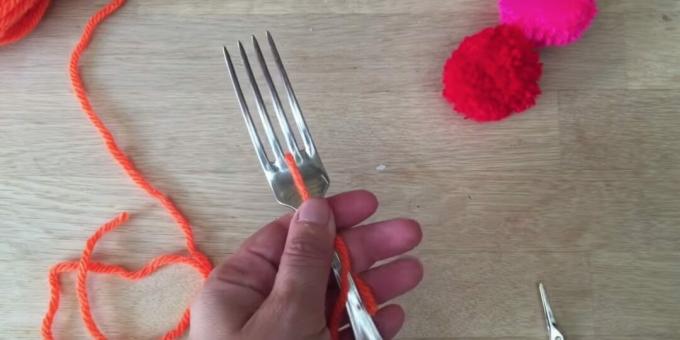 Cum se face un pompon: înfășurați o furculiță