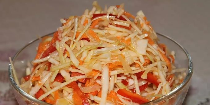 Salate de varză pentru iarna: salata de varza cu morcovi, ardei și ceapă