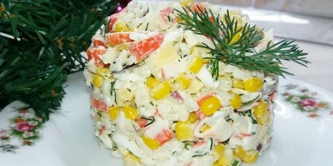 Salata cu bastoane crab, orez, porumb, ouă și brânză