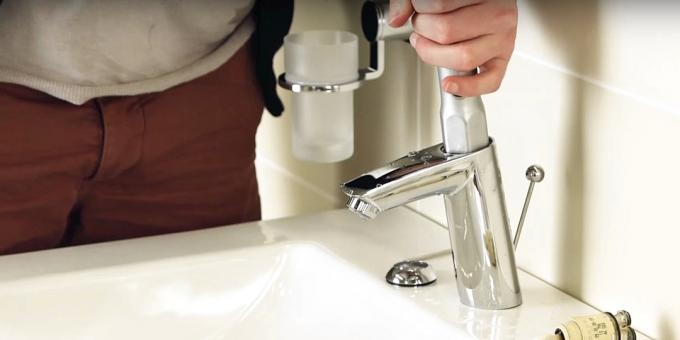 Repararea robinetului: strângeți piulița cartușului