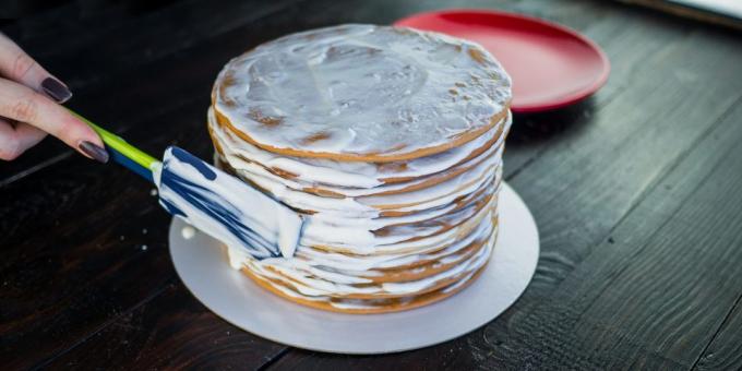 tort Reteta „tort miere“: se aplică crema pe laturile tort