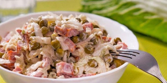 Rapid și delicioase alimente: salata cu cârnați afumat