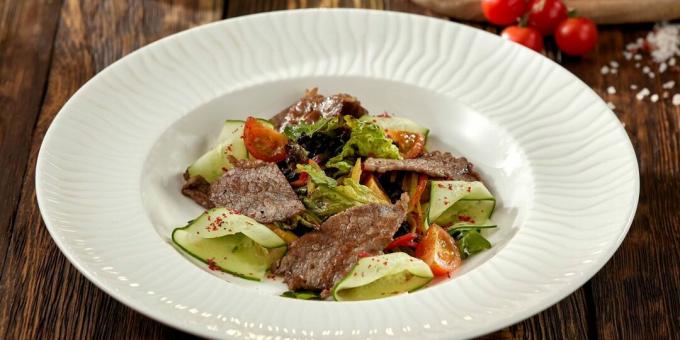 Salata calda cu carne de vita si legume