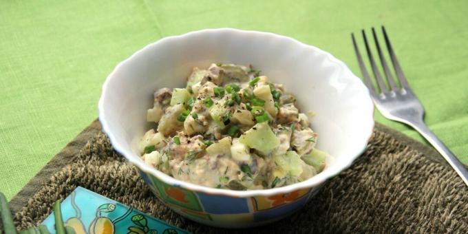 Salata cu conserve de saury, oua si castraveti