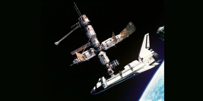 Stația orbitală "Mir" cu naveta americană ancorată "Atlantis", iulie 1995