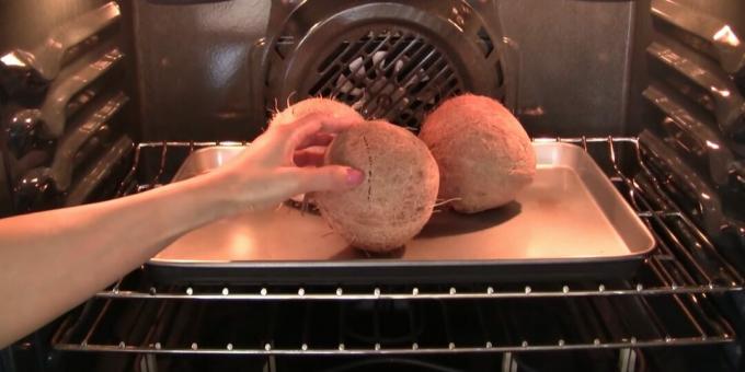 Cum se deschide o nucă de cocos: băgați fructele în cuptor