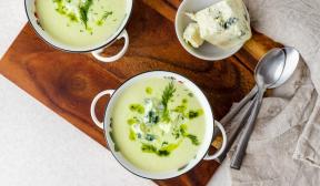 Supă de broccoli și dovlecei cu brânză albastră