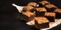 Brownie cu ciocolată neagră într-un bol