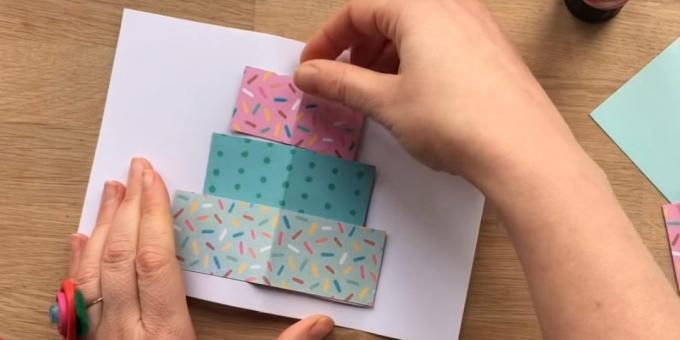 Tăiați un dreptunghi de hârtie colorată trei straturi de dimensiunea viitoare de tort
