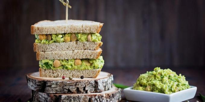 Sandvișuri vegane cu năut și avocado