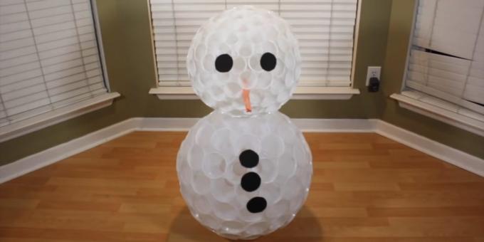 modul de a face un om de zăpadă: adăugați ochi, nas și butoanele
