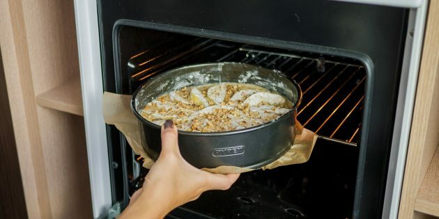 Plăcintă cu pere și nuci: coaceți într-un cuptor preîncălzit la 180 ° C timp de 25 până la 50 de minute