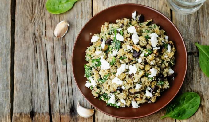 Salată caldă cu quinoa și vinete