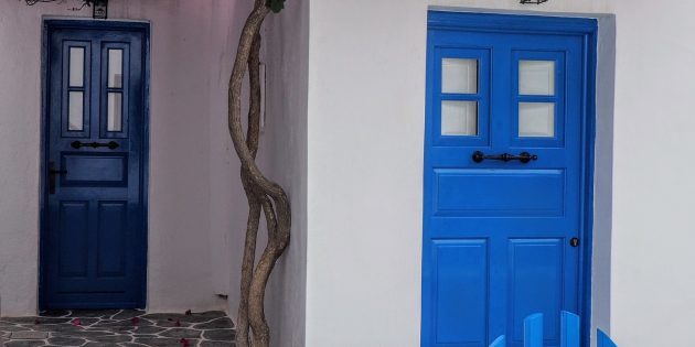 accente de culoare în interior: ușa