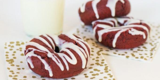 Rețete gogoși: Donuts „catifea rosie“, cu o glazura cremos
