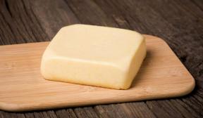Brânză de casă făcută din brânză de vaci și lapte
