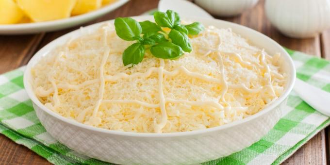 Salată cu conserve de pește, ciuperci și brânză: o rețetă simplă