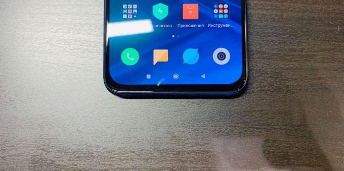 Xiaomi Mi 9 SE: fruntea Jos
