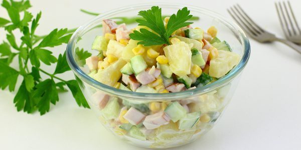Retete: Salata cu ananas, carne de pui afumat, porumb și castravete
