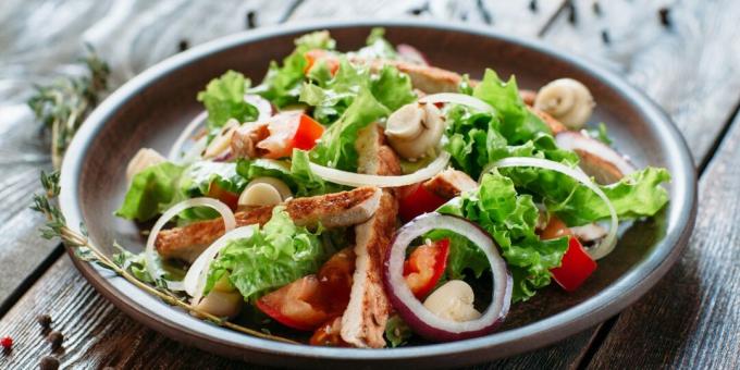 Salata cu pui si champignon marinate