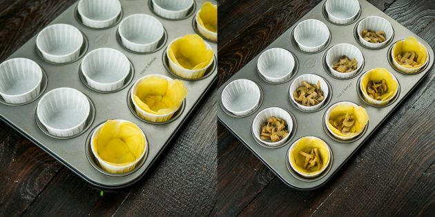 Brioșe cu ou: Puneți umplutura de cartofi în formele de brioșe