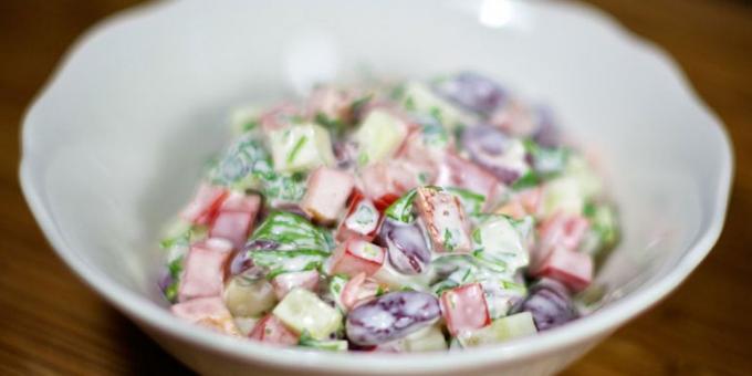 Salata cu ardei, fasole și castraveți