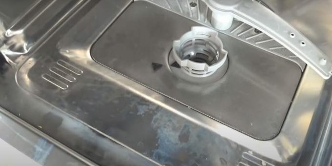 Cum se curăță o mașină de spălat vase: găsiți un filtru