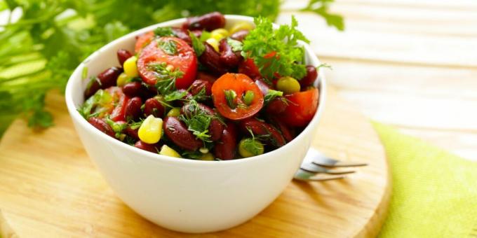 Salată cu fasole, roșii și porumb