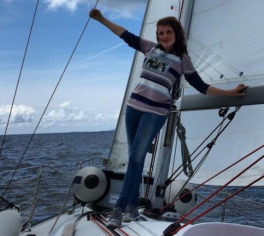 Anna Kondratiev ( „pisici Republica“) este angajată în yachting