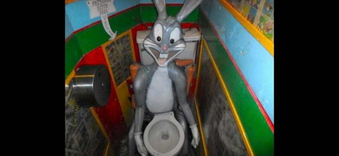 toaletă cu bugs bunny