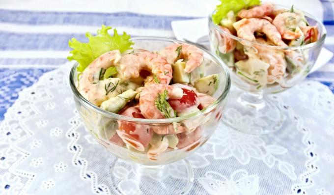 Salată cu creveți, avocado și roșii