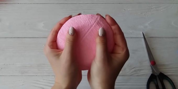 Cum se face un buchet de bomboane: lipiți forma cu hârtie