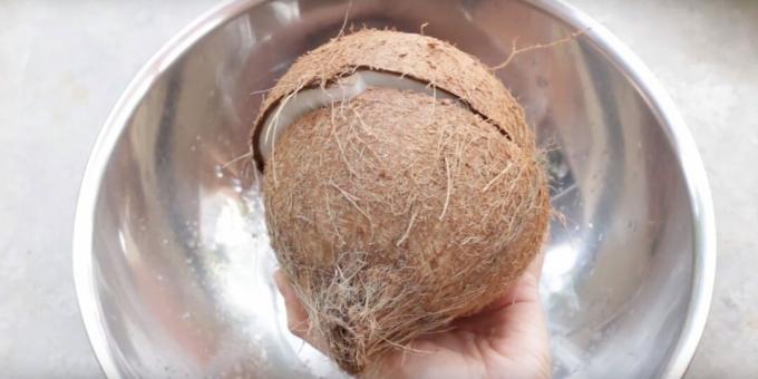 Cum să deschizi o nucă de cocos: lovește fructul cu partea plictisitoare a unui cuțit