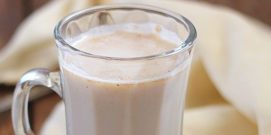 Cocktail-uri cu rom: rom fierbinte cu unt și lapte