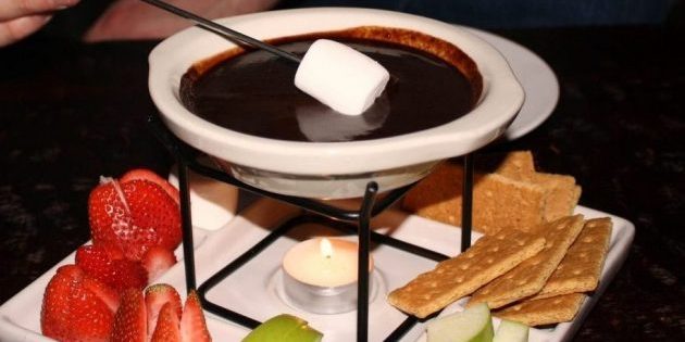 Ciocolata neagra: fondue de ciocolata cu portocale