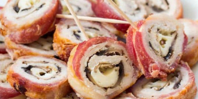 Carne de porc în cuptor: Rola de carne de porc învelite în bacon umplute cu ciuperci și brânză